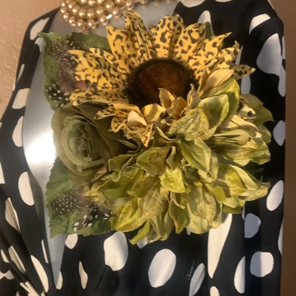 Large Oversized Flower Broach Pin. - Picture 3 of 6